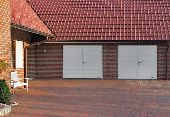 Traditional-style side hinge garage door 