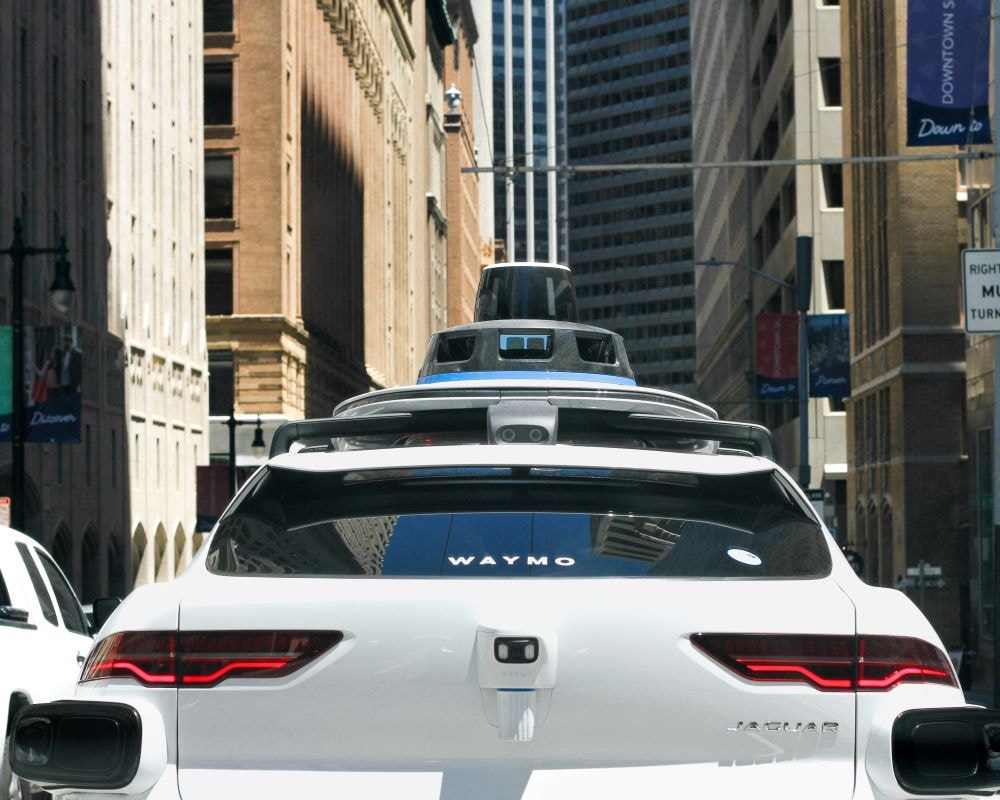 Waymo demanda a personas que destrozaron sus coches