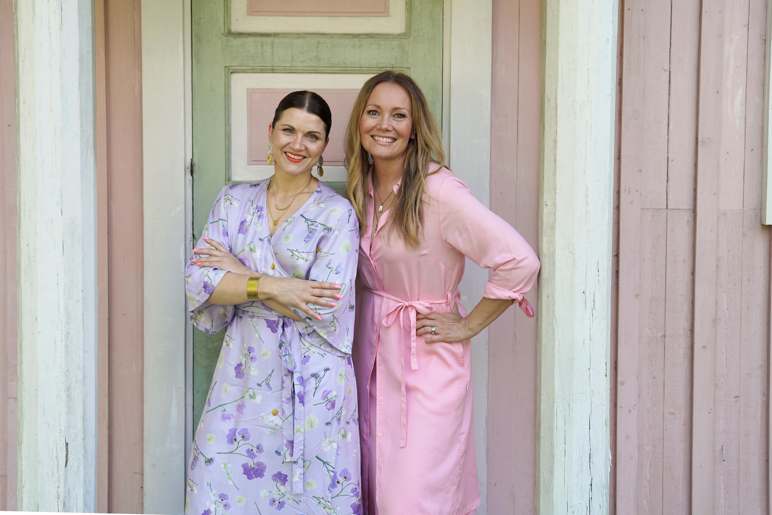 Huvila ja Huussi -ohjelman tähdet Maru Hautala ja Marja Hintikka.