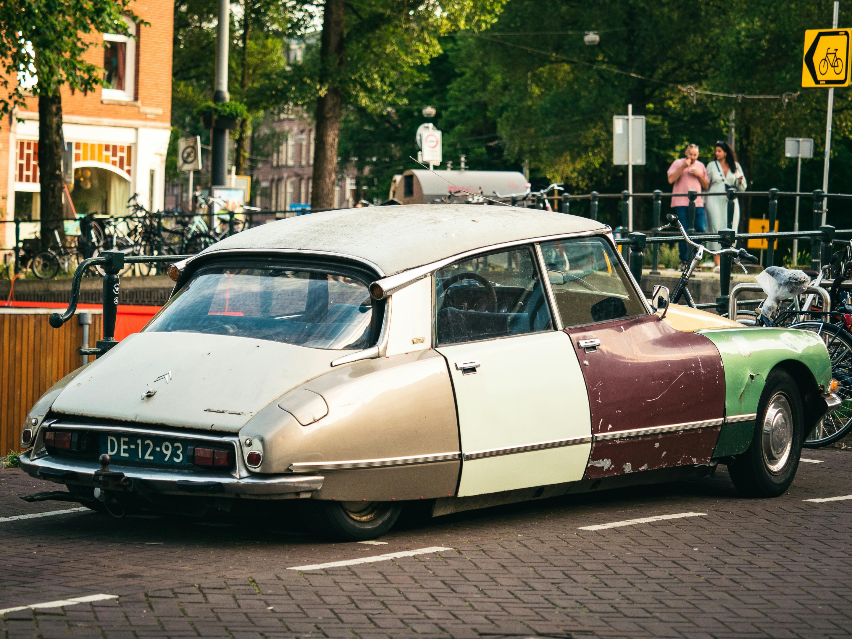 Een afbeelding die de kentekencheck eigenaar illustreert, met een auto en een kenteken zichtbaar.