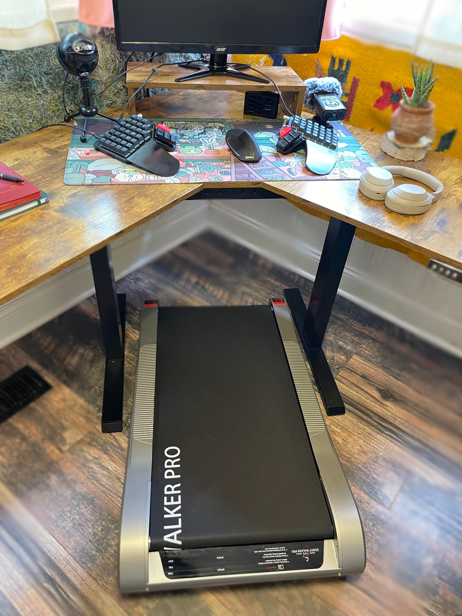 desk setup, ergonomic mouse, ergonomic keyboard, underdesk treadmill