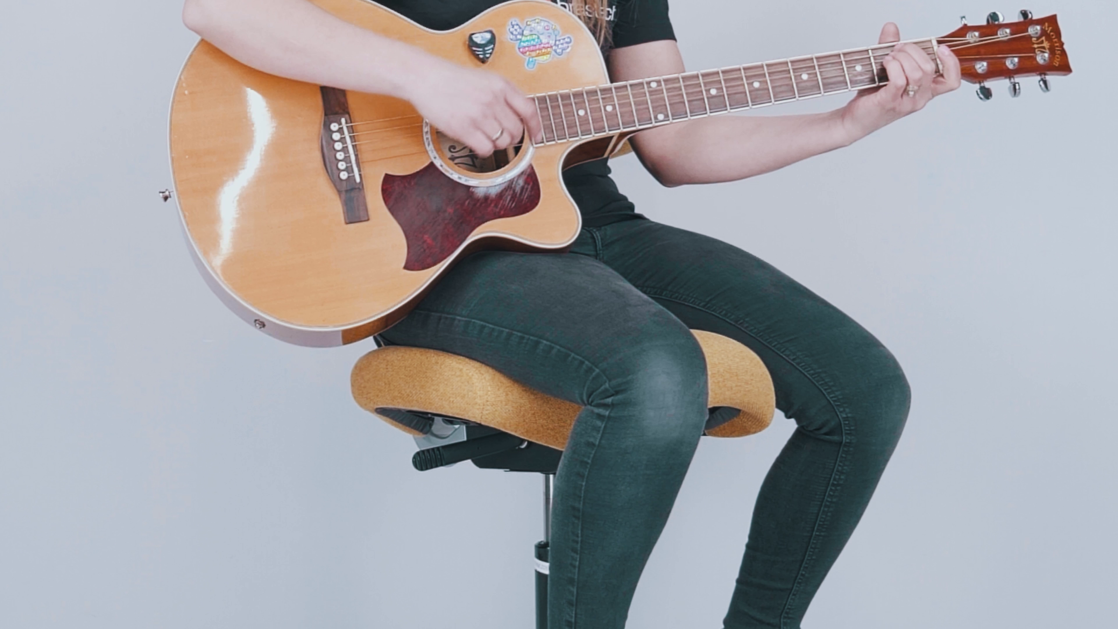 HAG Capisco do grania na gitarze – czy to dobry wybór? 2 Pozycja nóg w Hag Capisco podczas gry na gitarze. Źródło: Brastech
