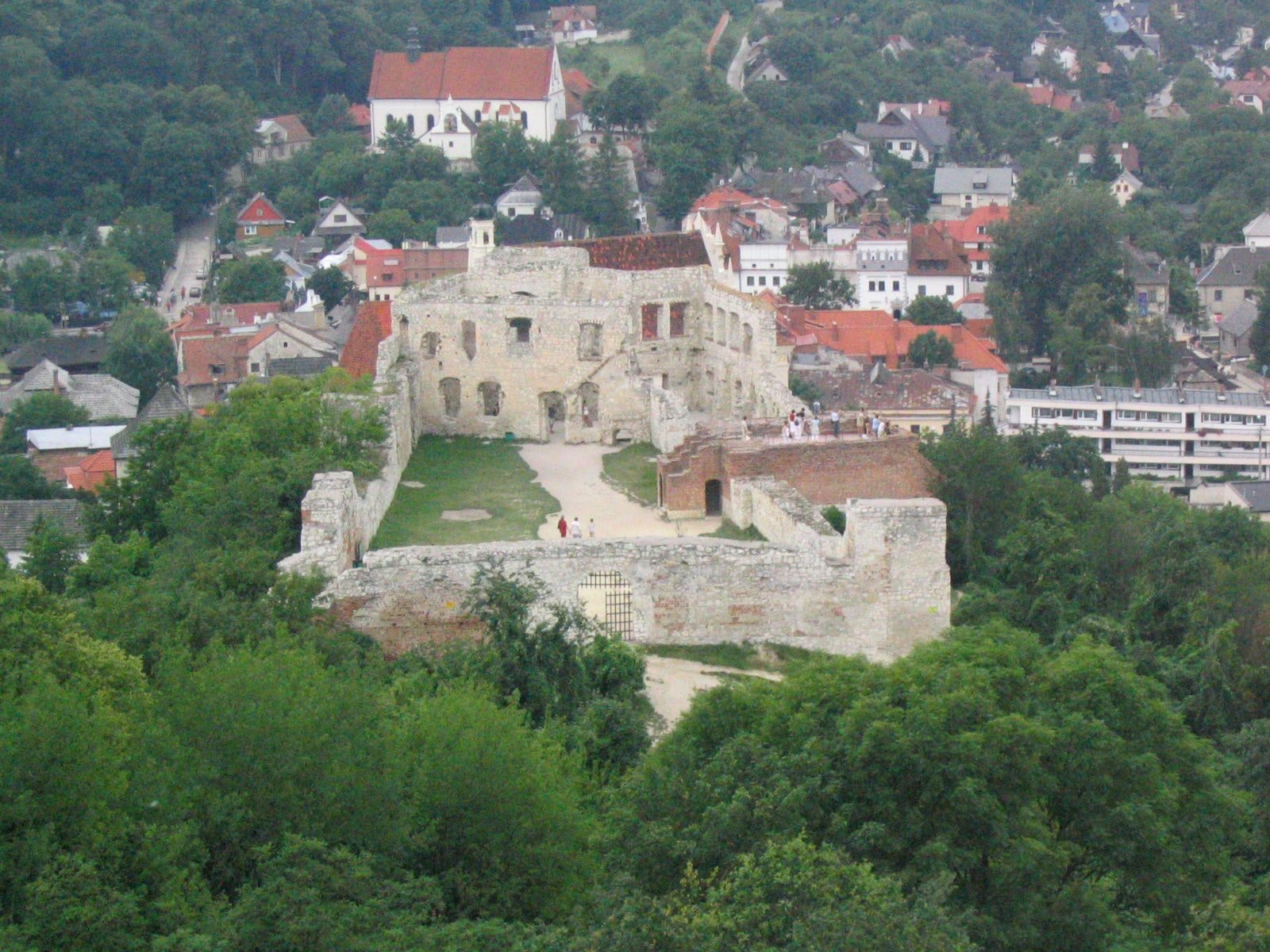 Ruiny zamku w Kazimierzu Dolnym (źródło: https://commons.wikimedia.org/wiki/File:Kazimierz_Dolny_-_zamek_z_gory.jpg)