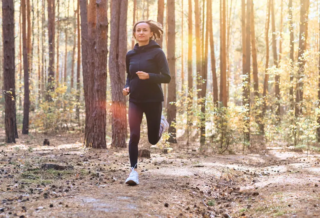 10 km juoksuun valmistavaa ohjelmaa kannattaa muokata oman arjen ja lähtötason mukaan. Kun tavoitteena on kehittää kestävyyttä tai juosta matka ensimmäistä kertaa, harjoittelun tulisi olla riittävän monipuolista ja palautumisen huomioivaa.