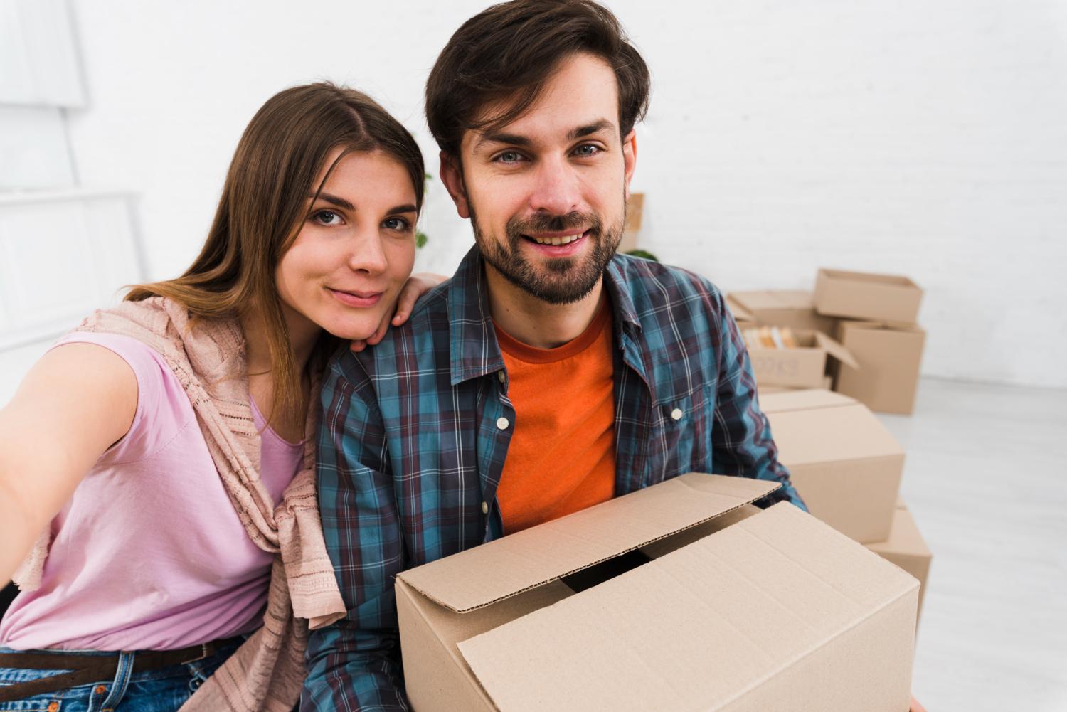 Man and woman who found the right supplier for dropshipping