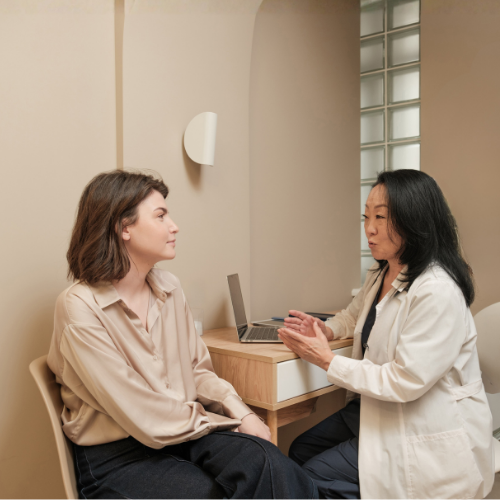 Audiologist consulting with patient at Clarisound, explaining hearing test results and rehabilitation pathway including diagnosis, hearing aid fitting, and long-term care