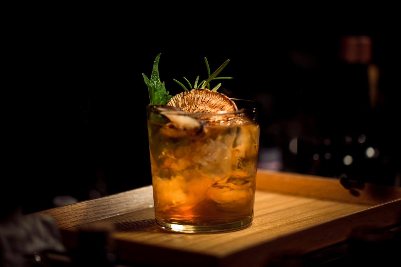 Whisky cocktailglas met ijsblokjes