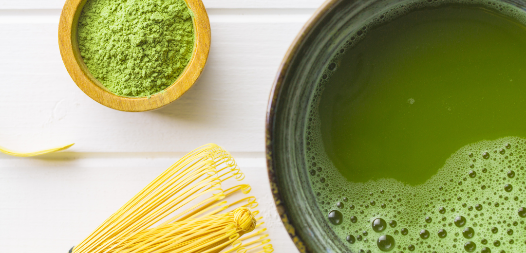 Thé vert Matcha préparé avec un fouet en bambou
