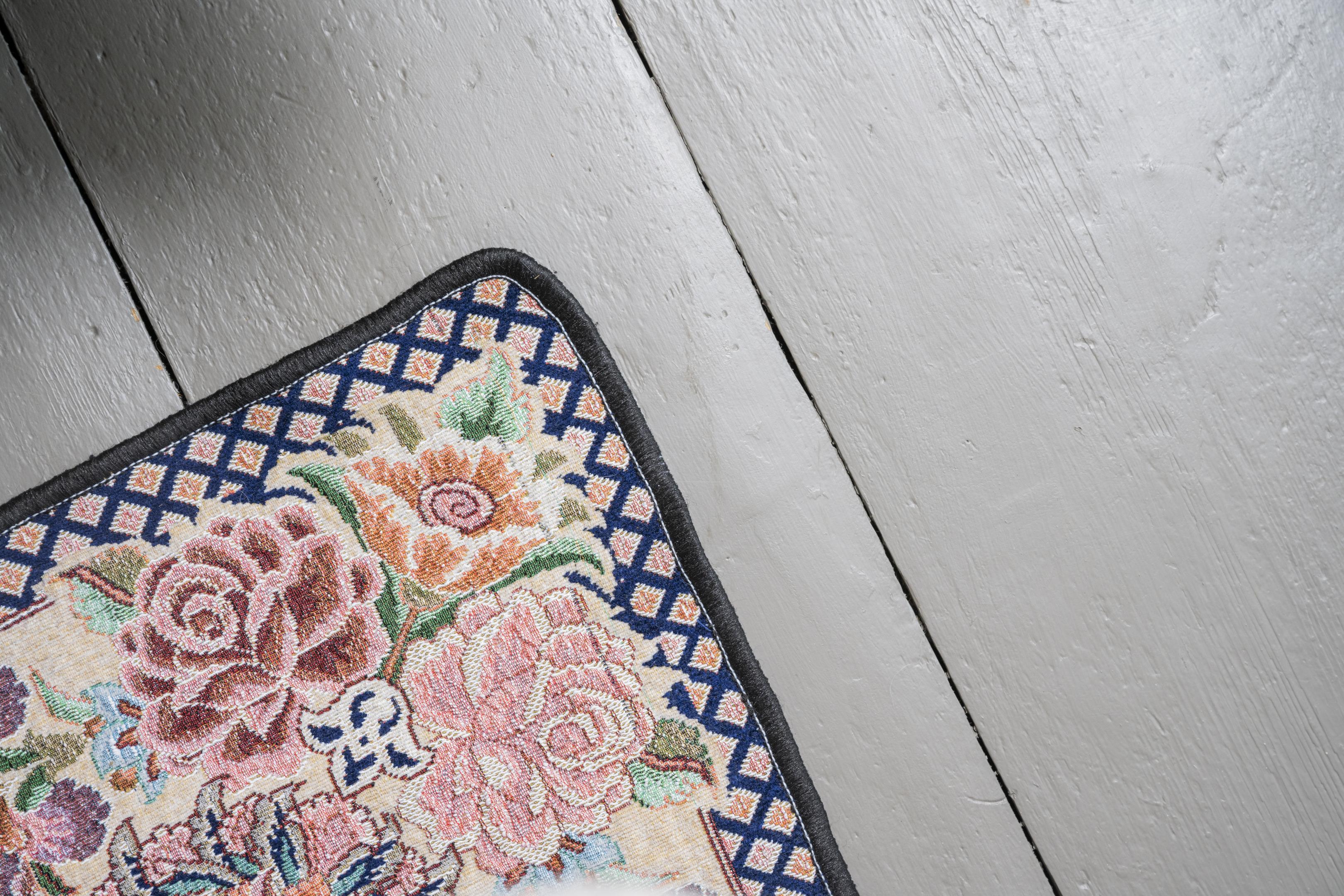 Puulattiamaalin on kestettävä kovaa mekaanista kulutusta ja pesua.