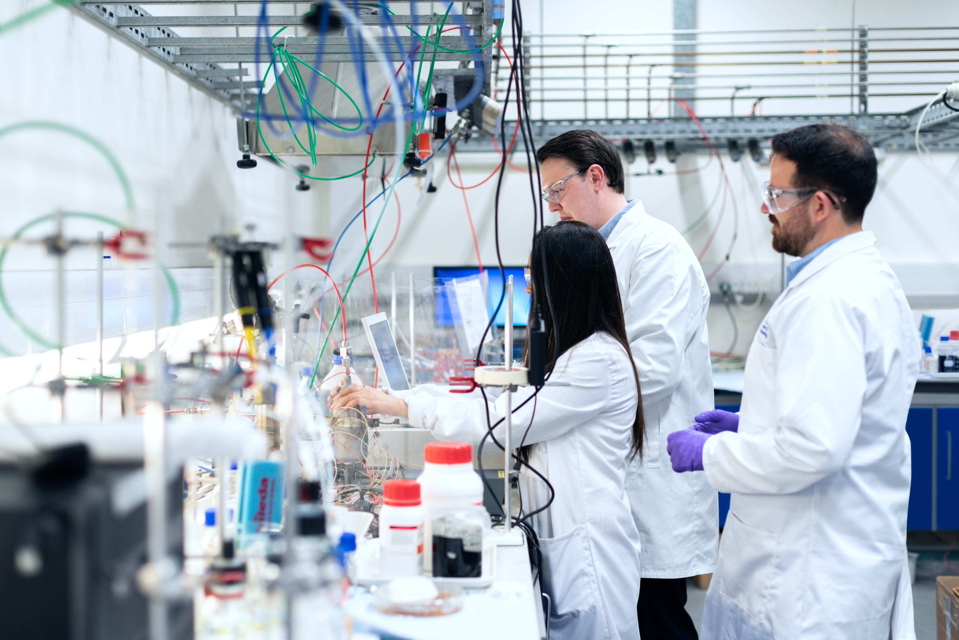 Le sexisme au travail trois personnes dans un laboratoire