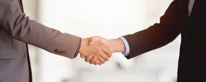 Zwei Geschäftsleute die die Hände schütteln als Sinnbild für Vertrauen