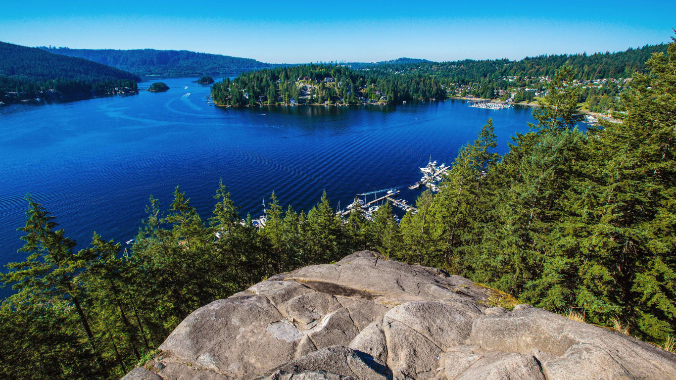 Quarry Rock, Deep Cove, Vancouver BC - Picture by CodyHaskell https://www.canva.com/photos/MADCXxQXoho/