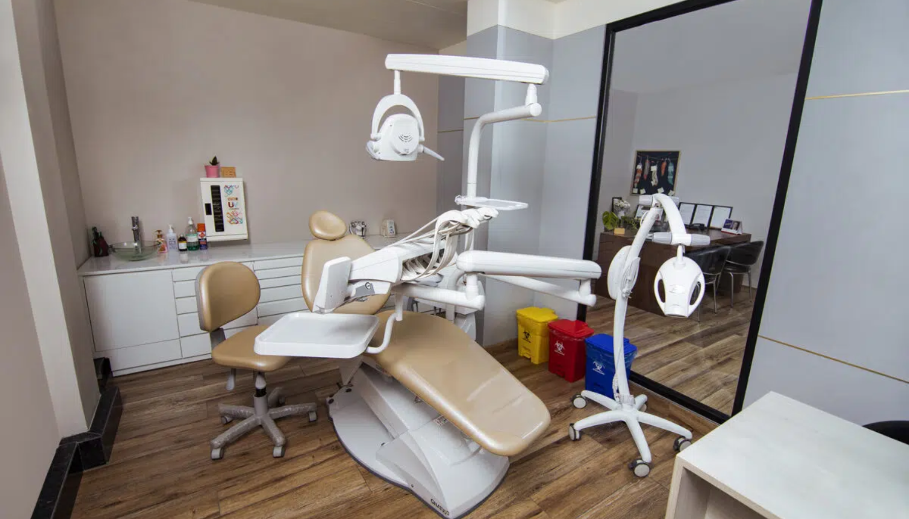 Tannlegesenter nær deg – Slik velger du riktig klinikk 13 Moderne tannlegekontor med behandlingsstol, instrumenter og medisinsk utstyr klart til bruk for pasientbehandling.