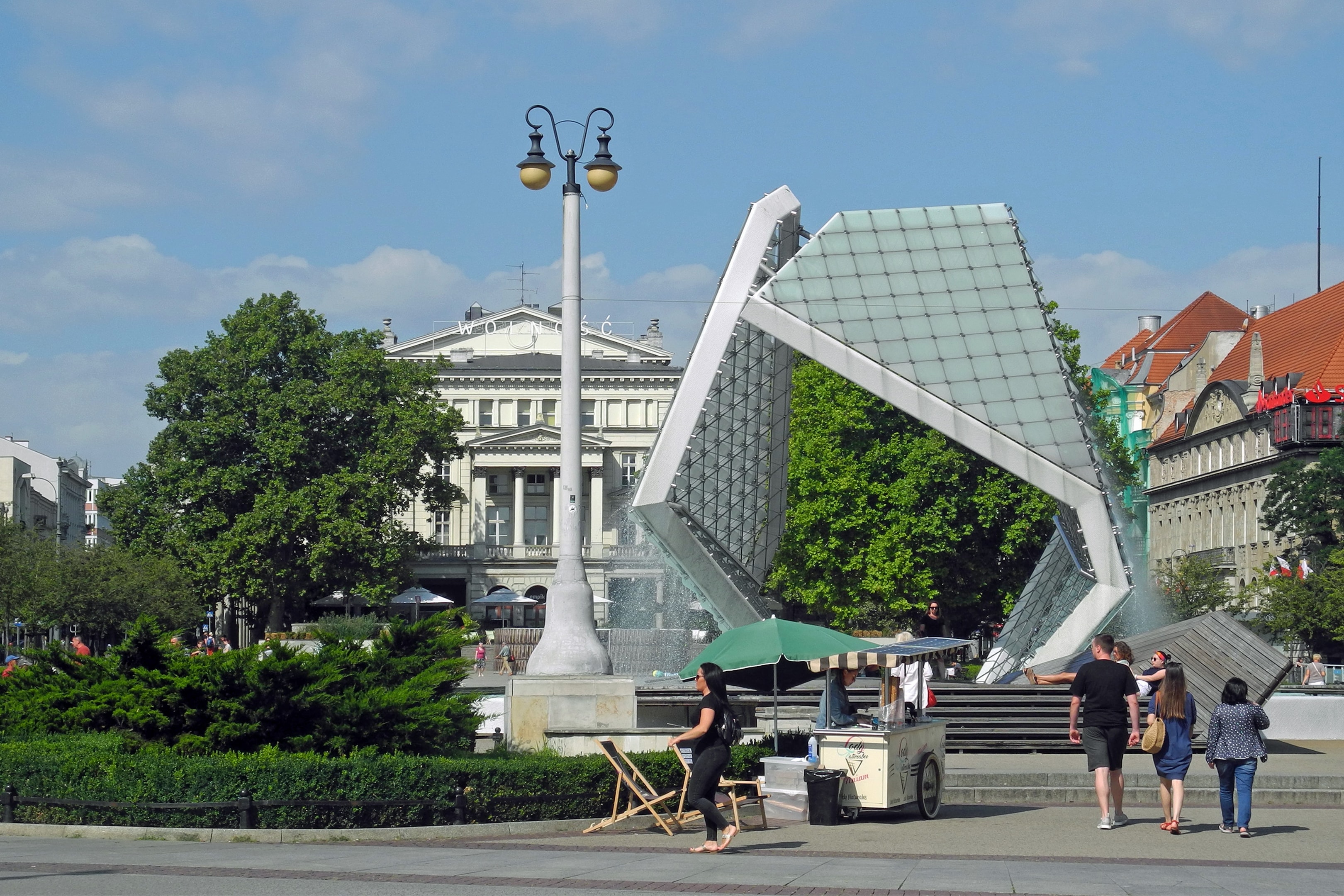 Słynna fontanna na Placu Wolności w Poznnaiu. Źródło: https://upload.wikimedia.org/wikipedia/commons/f/fc/PL-Posen-Freiheitsplatz-3.jpg