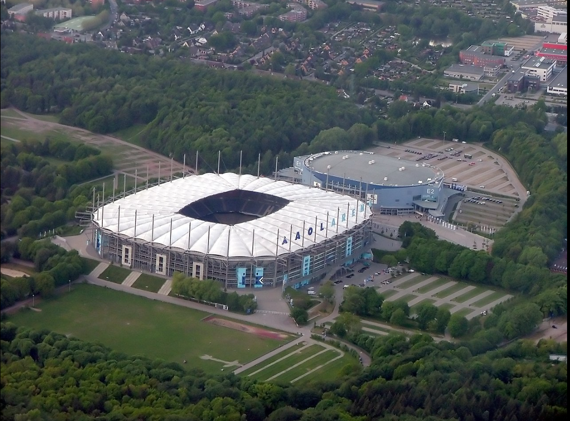 Volksparkstadion är en fotbollsarena i Hamburg i Tyskland. Volksparkstadion är hemmaarena för fotbollslaget Hamburger SV