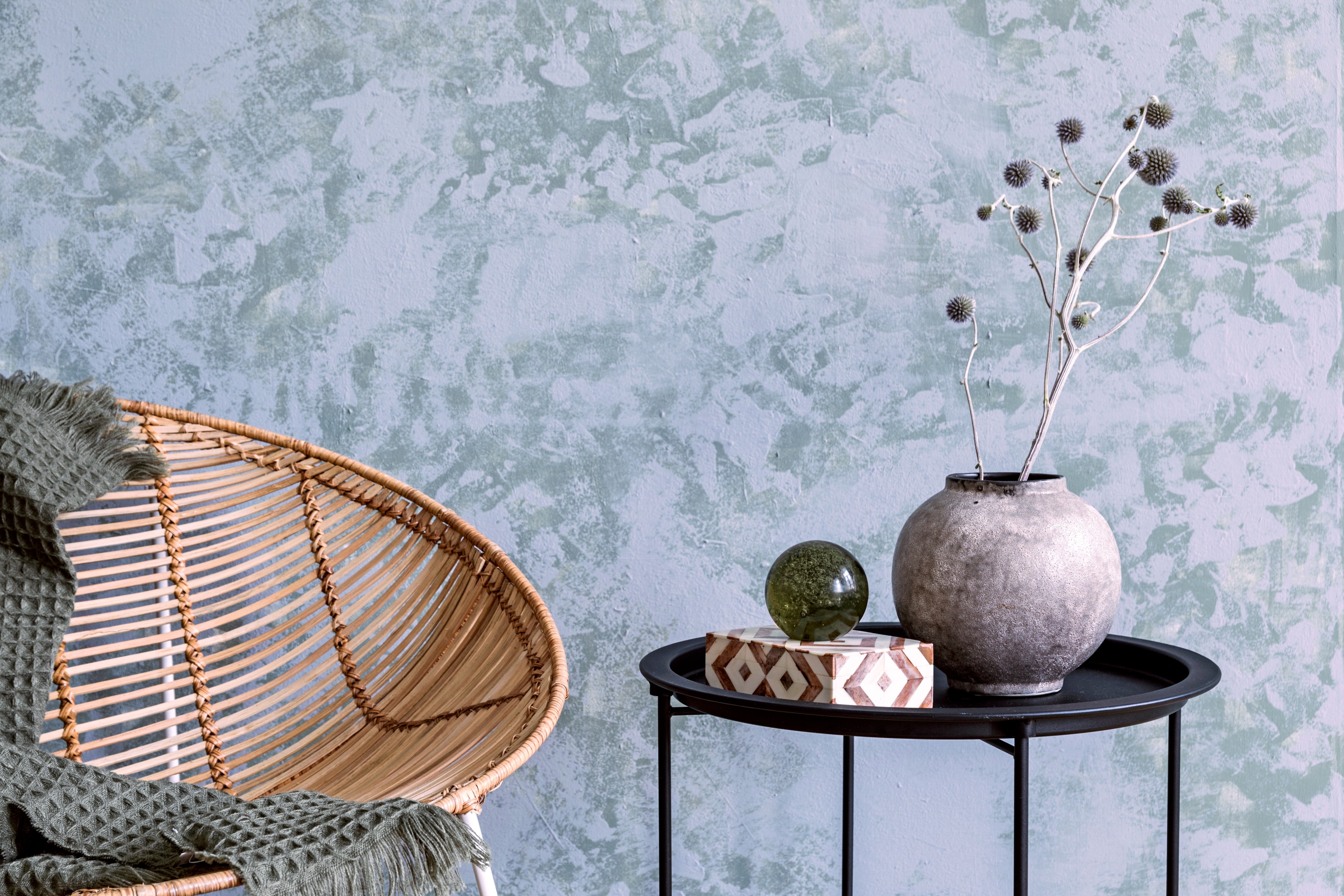 Suurempi sävyero ja erilaisilla työvälineillä maalatut kuviot saavat aikaan dramatiikkaa.