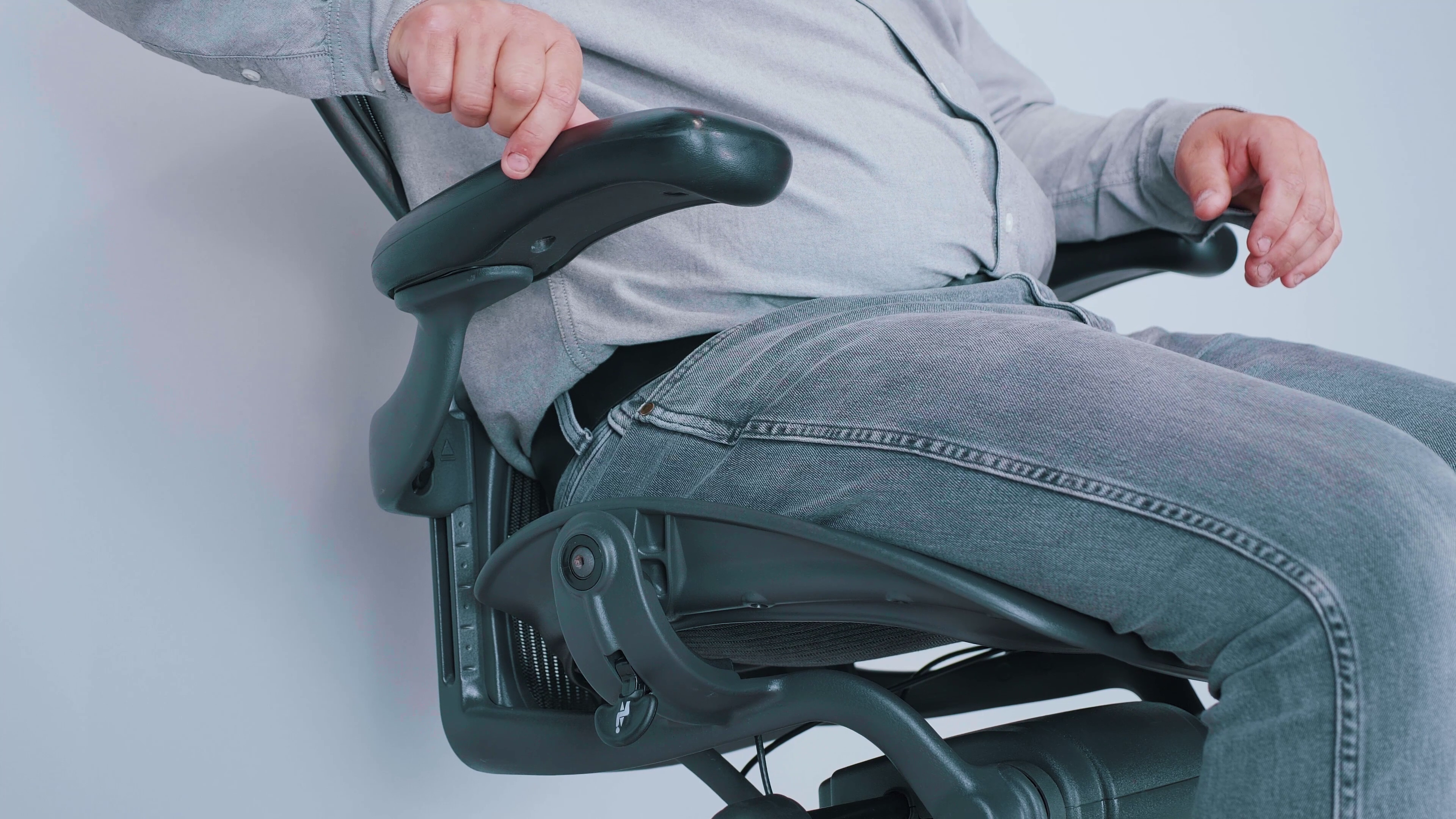 Herman Miller Aeron – luźne elementy? To nie wada, to przemyślany design! 3 Podłokietniki z delikatnym luzem w HM Aeron. Źródło: Brastech