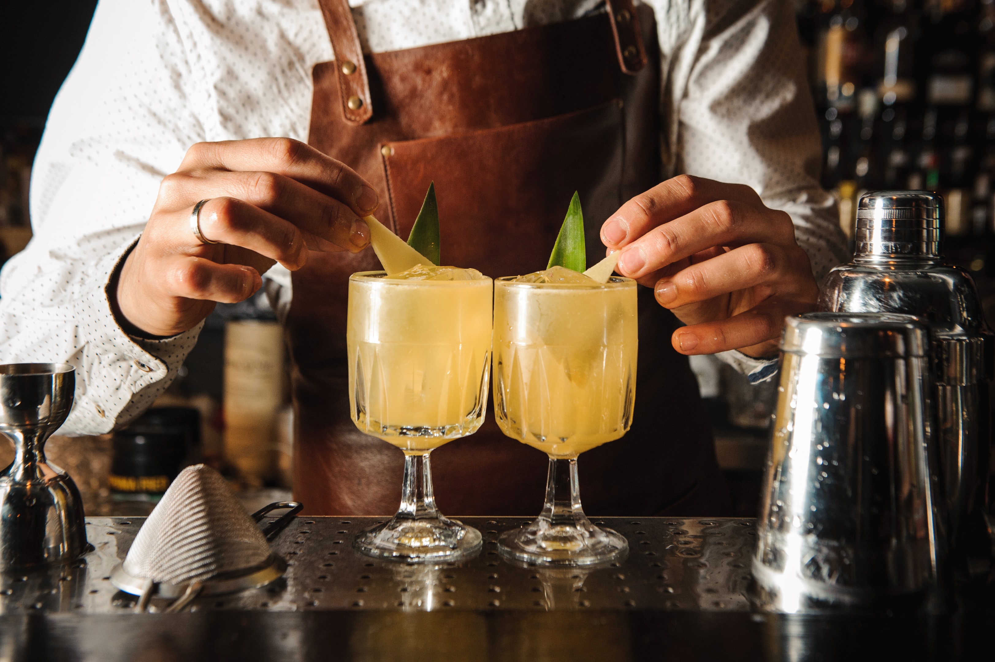 Mocktail drink bar with lemon slices and fruit juice.