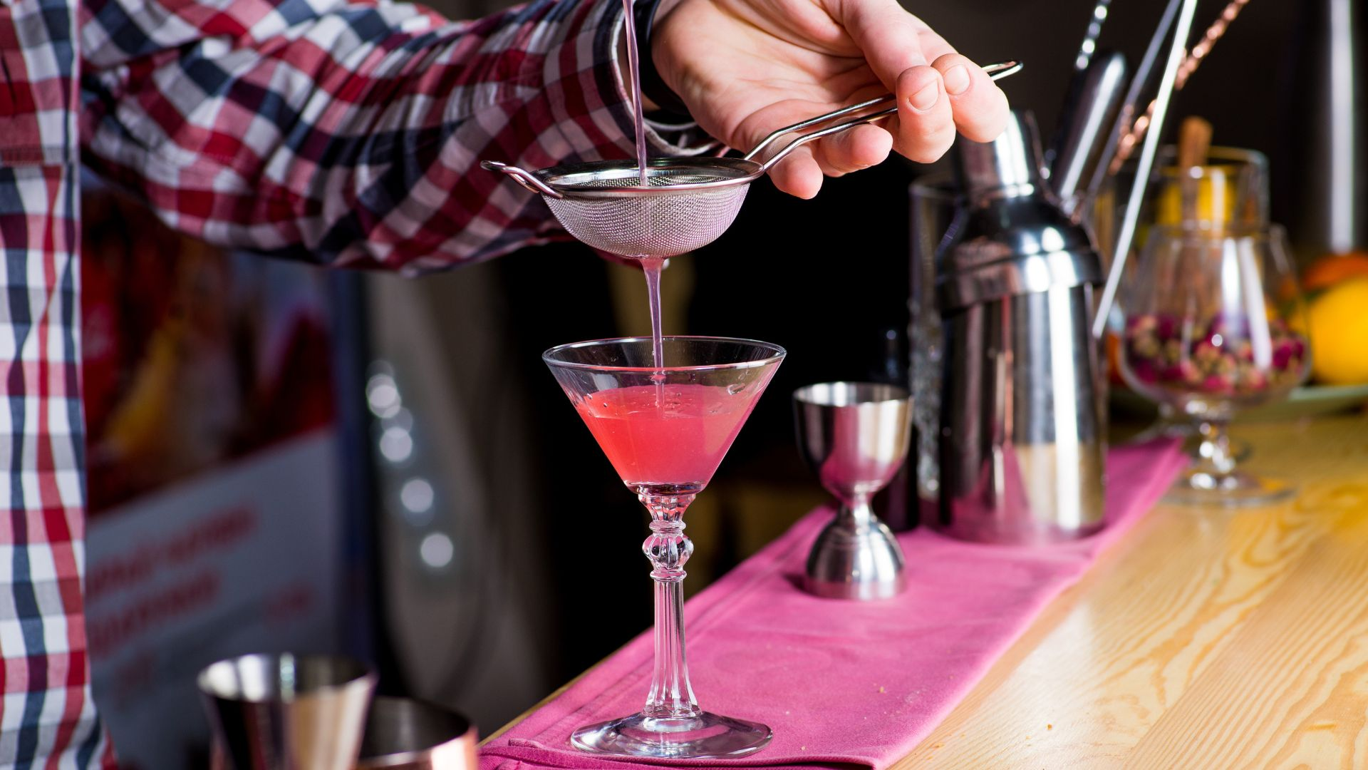 What Are The Benefits Of Using A Themed Mobile Bar Hire? -