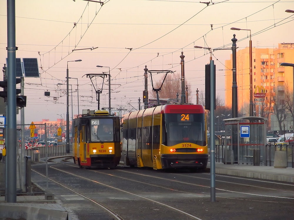 Atrakcyjne promocje czekają na osoby wynajmujące auto w okolicy lotnisko Warszawa. Źródło: https://www.flickr.com/photos/129661548@N06/16343299007/