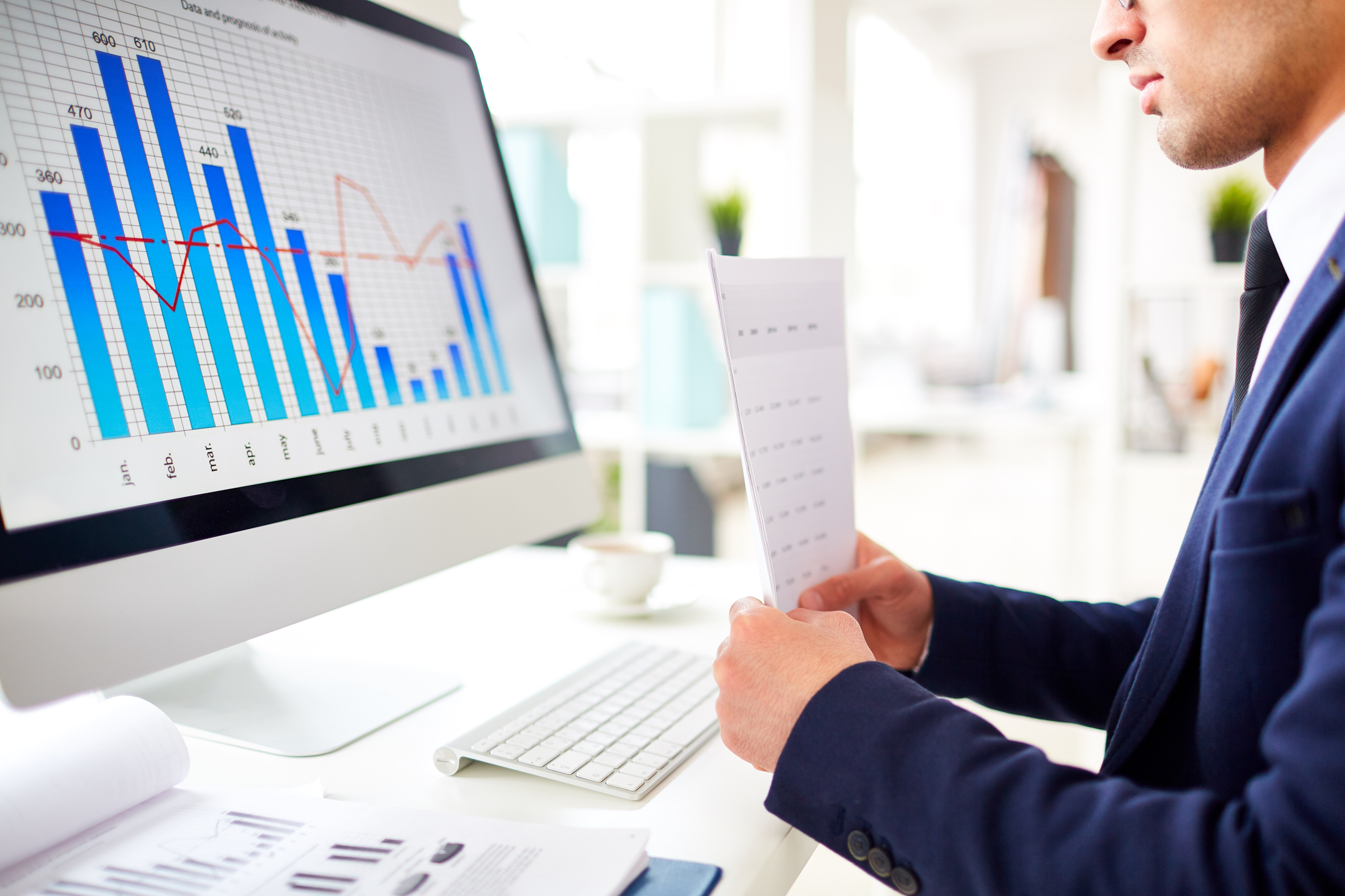 Was ist der LinkedIn Sales Navigator? 5 Mann sitzt vor Monitor mit Charts Linkedin Sales Navigator Symbolbild