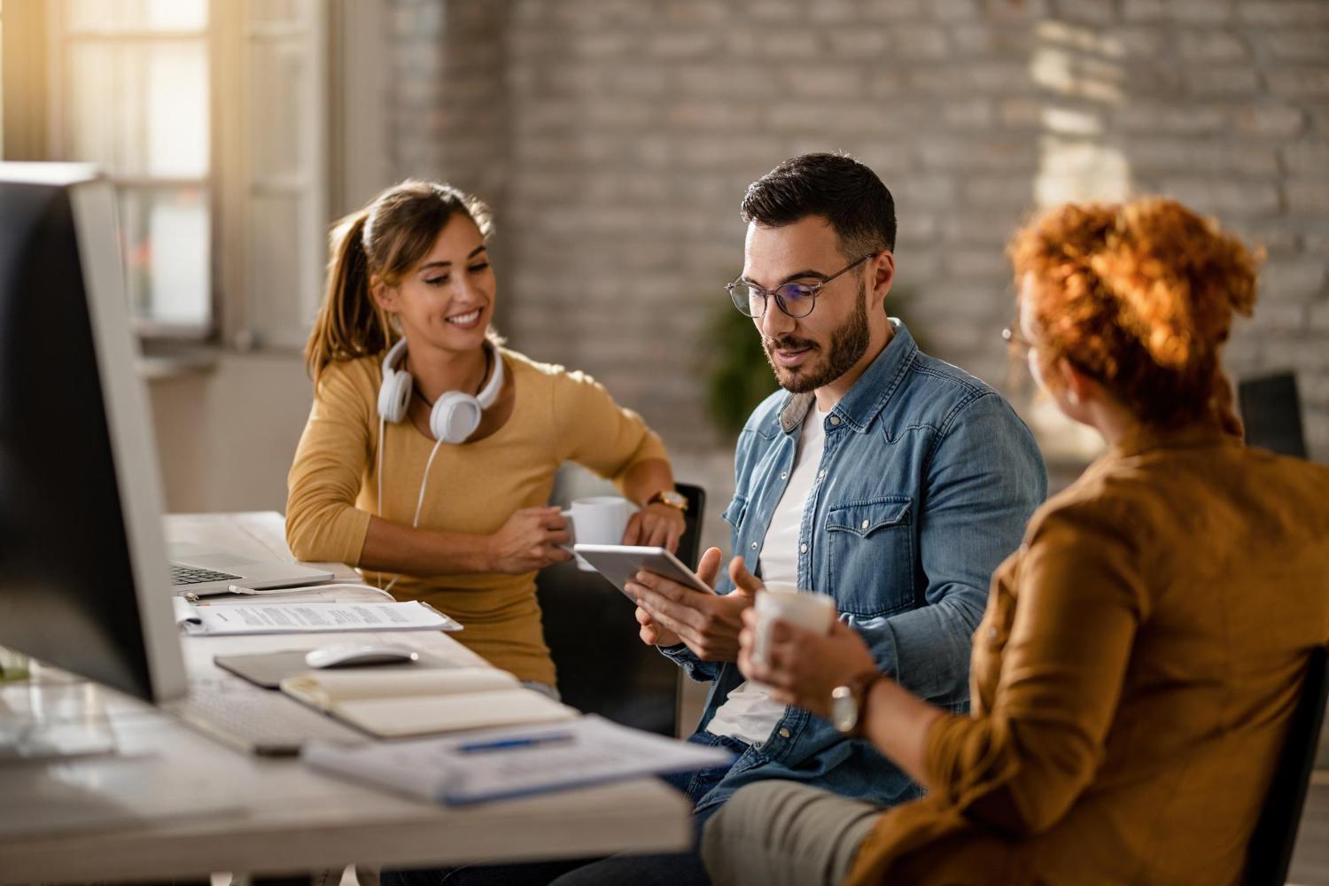 dropshipping team discussing different marketing options