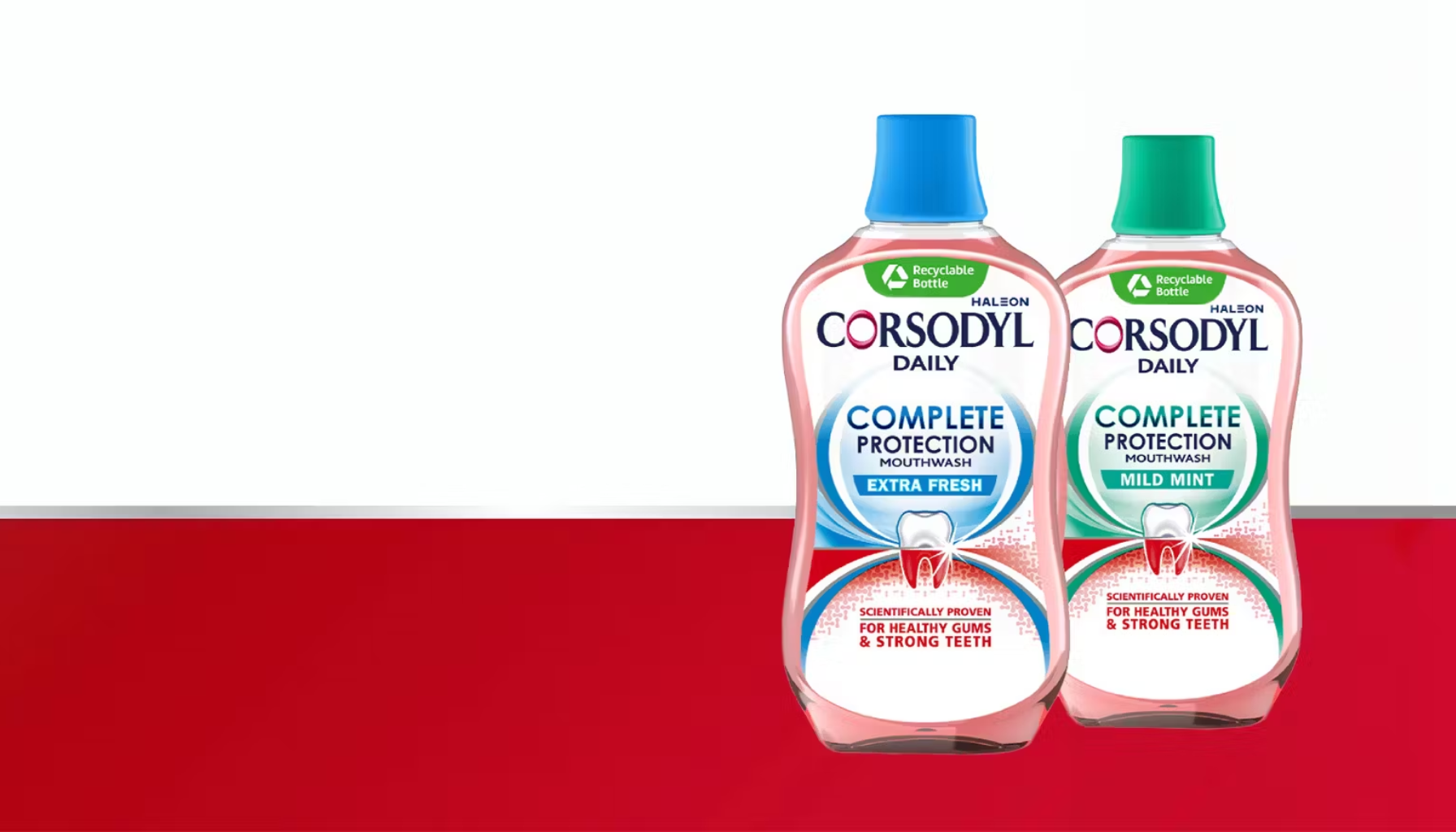 Corsodyl: Munnskyllet Du Trenger – Men Ikke For Lenge 1 To flasker Corsodyl munnskyll med blå og grønn kork, plassert på rød og hvit bakgrunn for daglig beskyttelse av tannkjøtt.