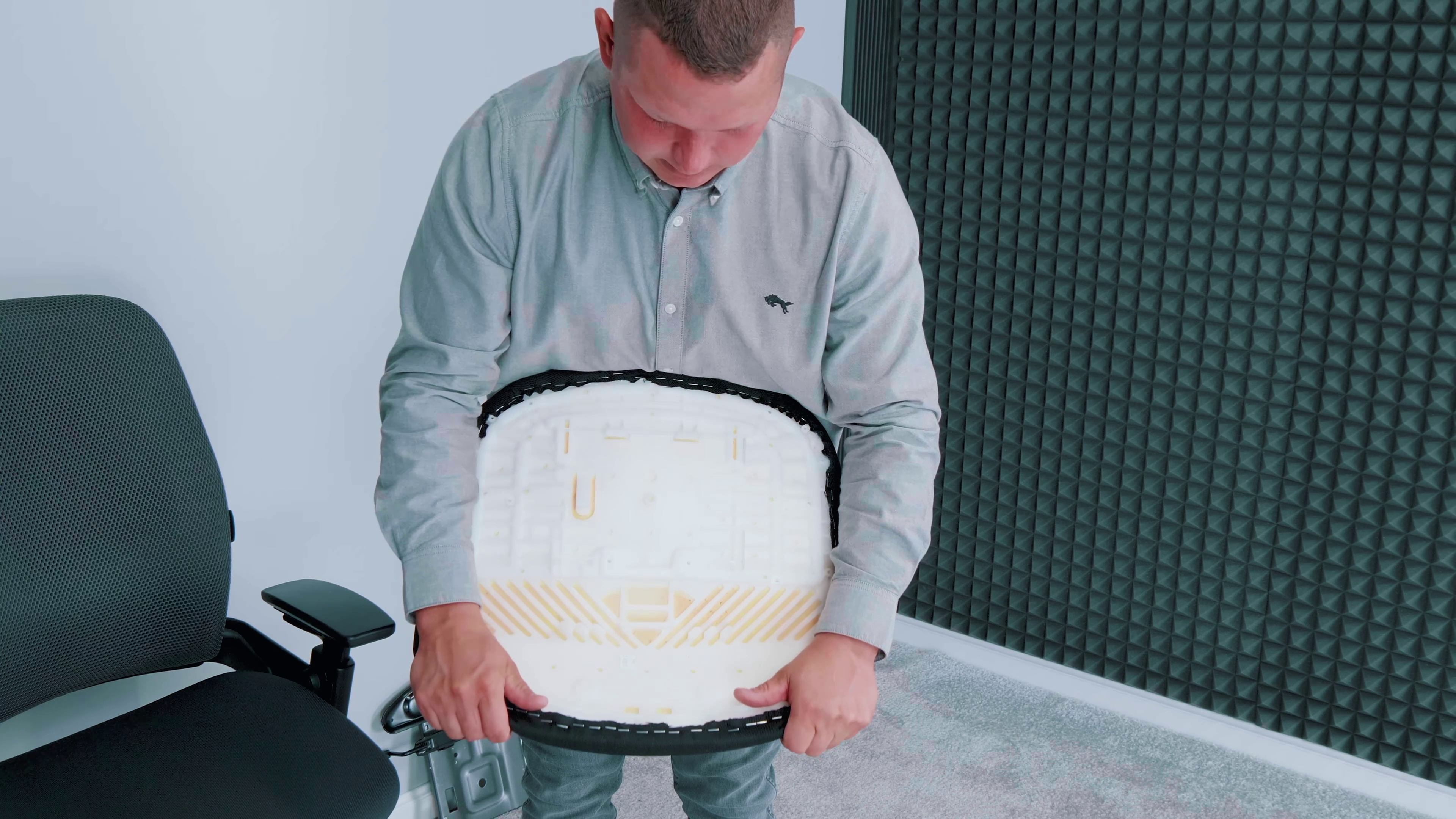 Steelcase Leap V2 – najlepszy fotel biurowy? Test ergonomii, opinia i recenzja Brastech 4 Sprężystość siedziska Leap V2. Źródło: Brastech