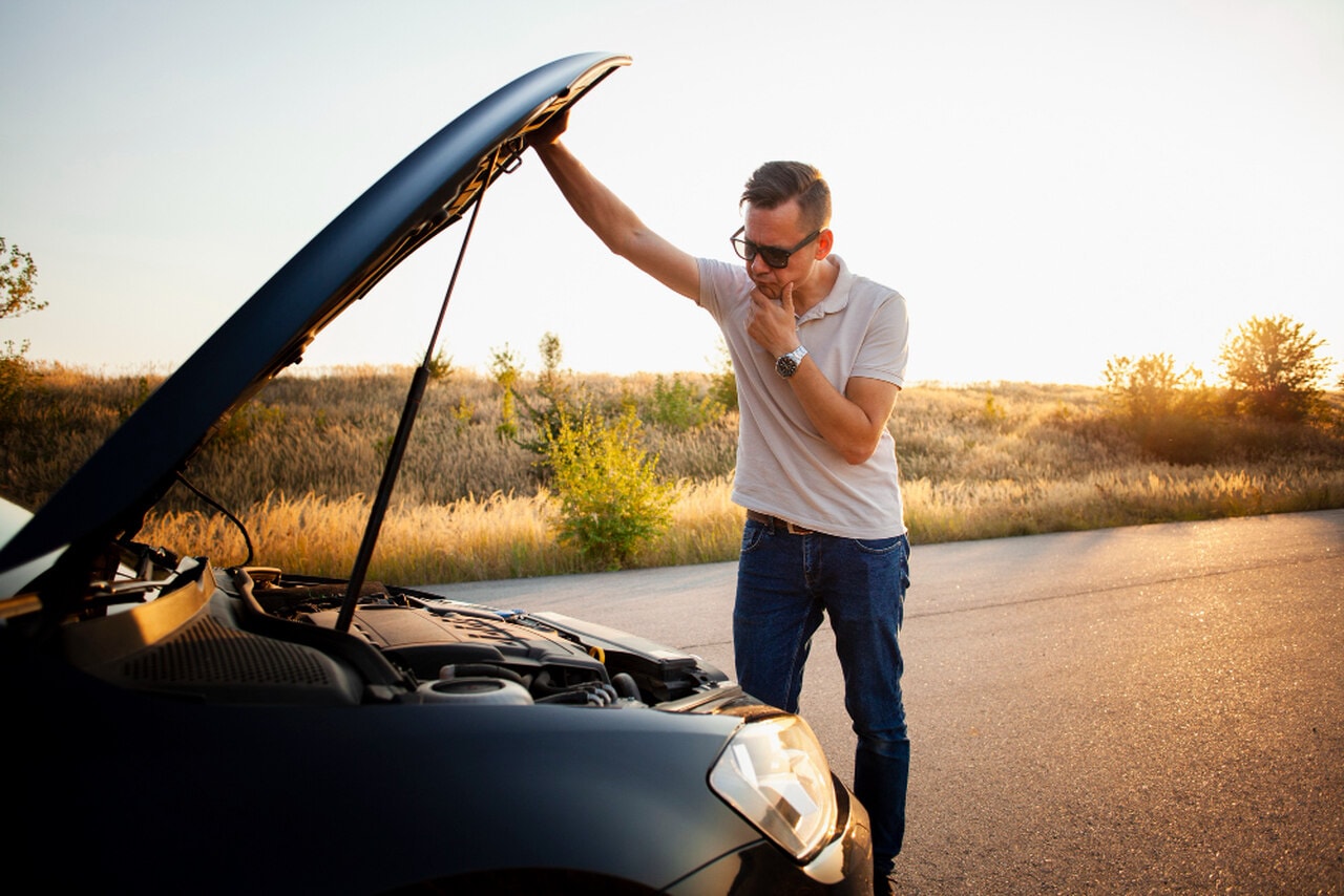 Masz zepsute auto? Pakiet assistance w podróży jest sposobem na szybką raakcję i pomoc. Źródło: https://www.freepik.com/free-photo/young-man-checking-car-engine_5790320.htm#fromView=search&page=1&position=9&uuid=ca508519-5686-4c66-ad23-5087ff7272a6&query=awaria+samochodu