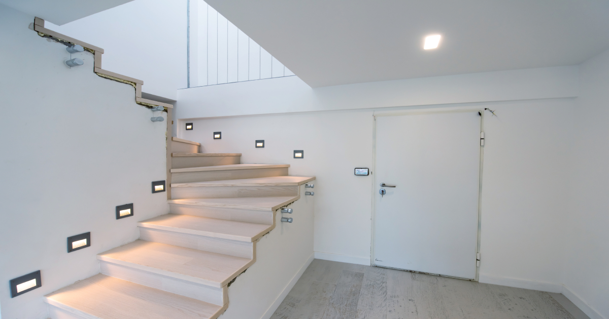 Een trap met een elegante combinatie van beige treden, witte muren en een grote trap gat.
