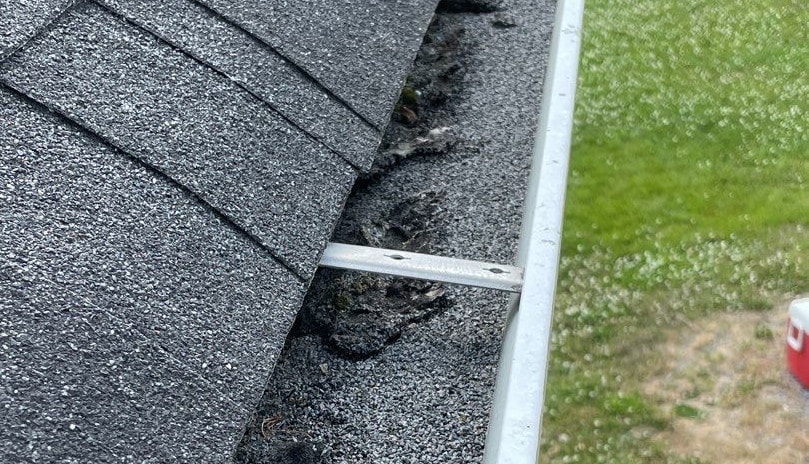 A picture of granulation on shingles on a residential home.