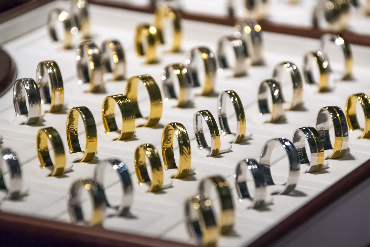 Eine umfangreiche Auswahl an Ringen aus Gold und Silber. 