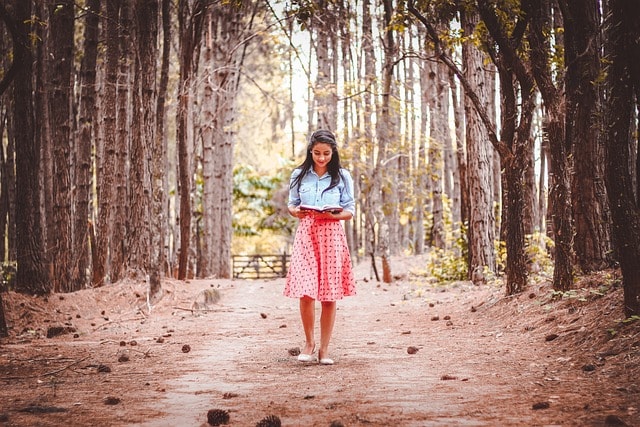 Walking barefoot for grounding requires a natural environment, not always easily present in our cities.