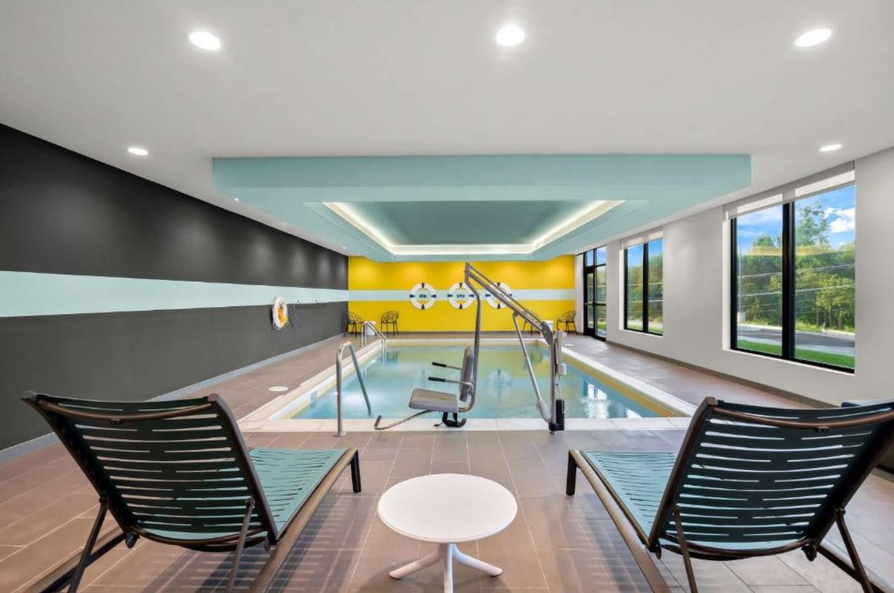 Indoor Pool at Tru by Hilton Hamburg Lexington