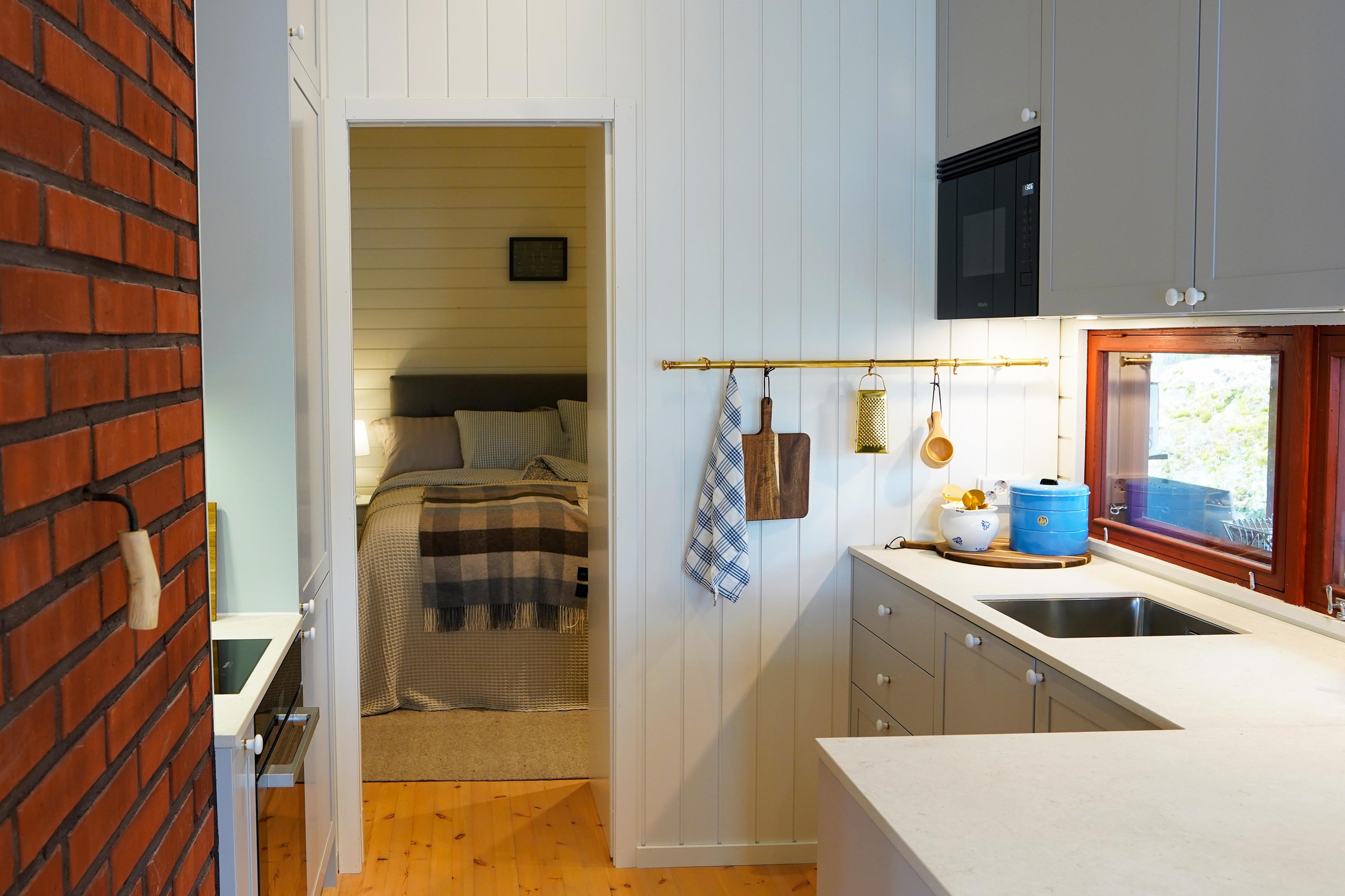 Keittiön toimivuutta lisäävät viemäri ja tiskiallas.