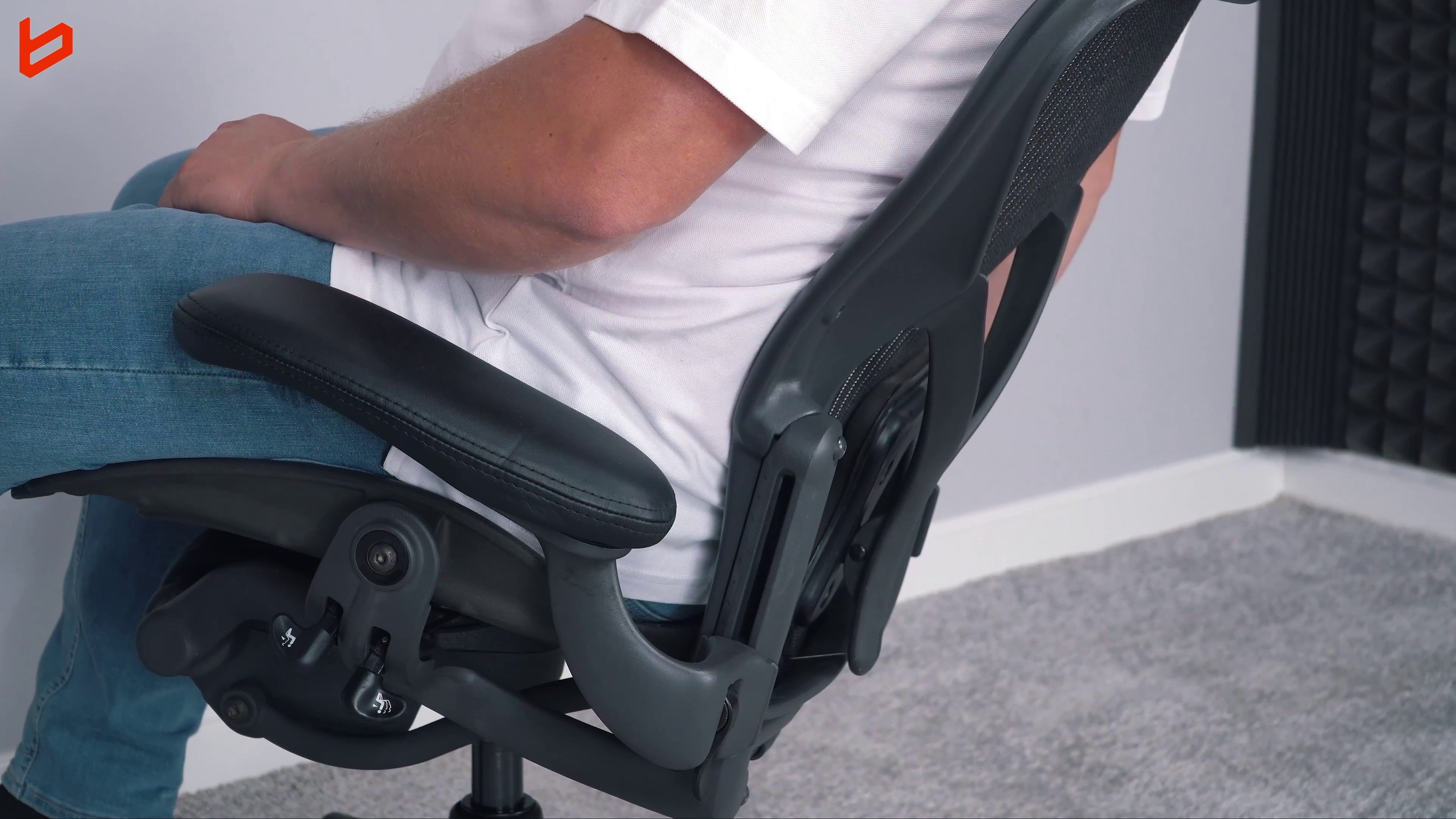 Fotel biurowy z siatką – co warto wiedzieć przed zakupem? 4 Regulacja lędźwi Posture Fit. Źródło: Brastech