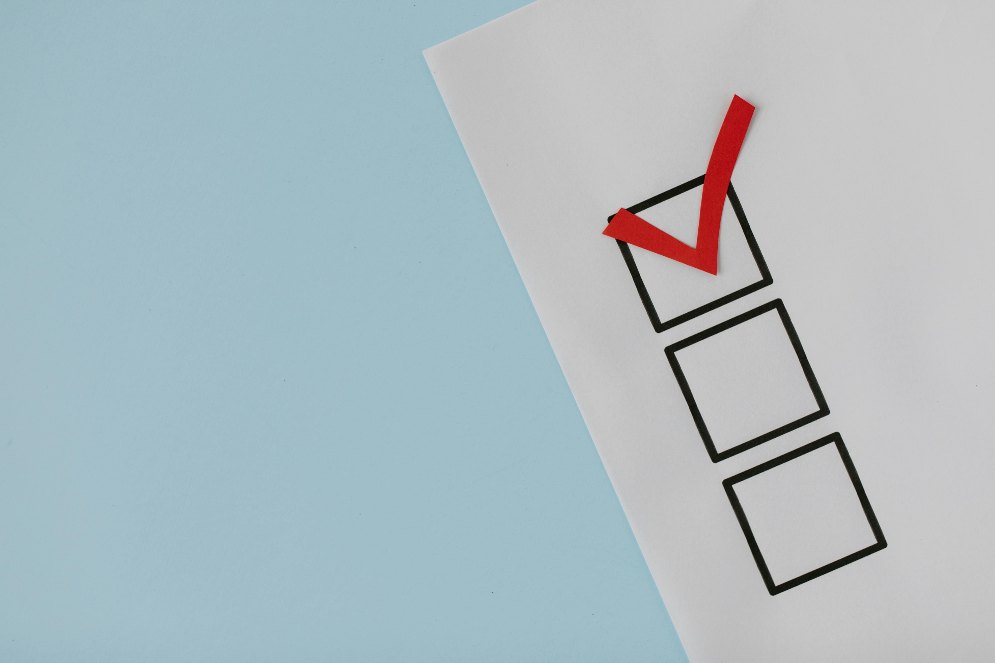 Co powinien zawierać regulamin pracy zdalnej? Obrazek przedstawiający checklistę z zasadami pracy zdalnej.