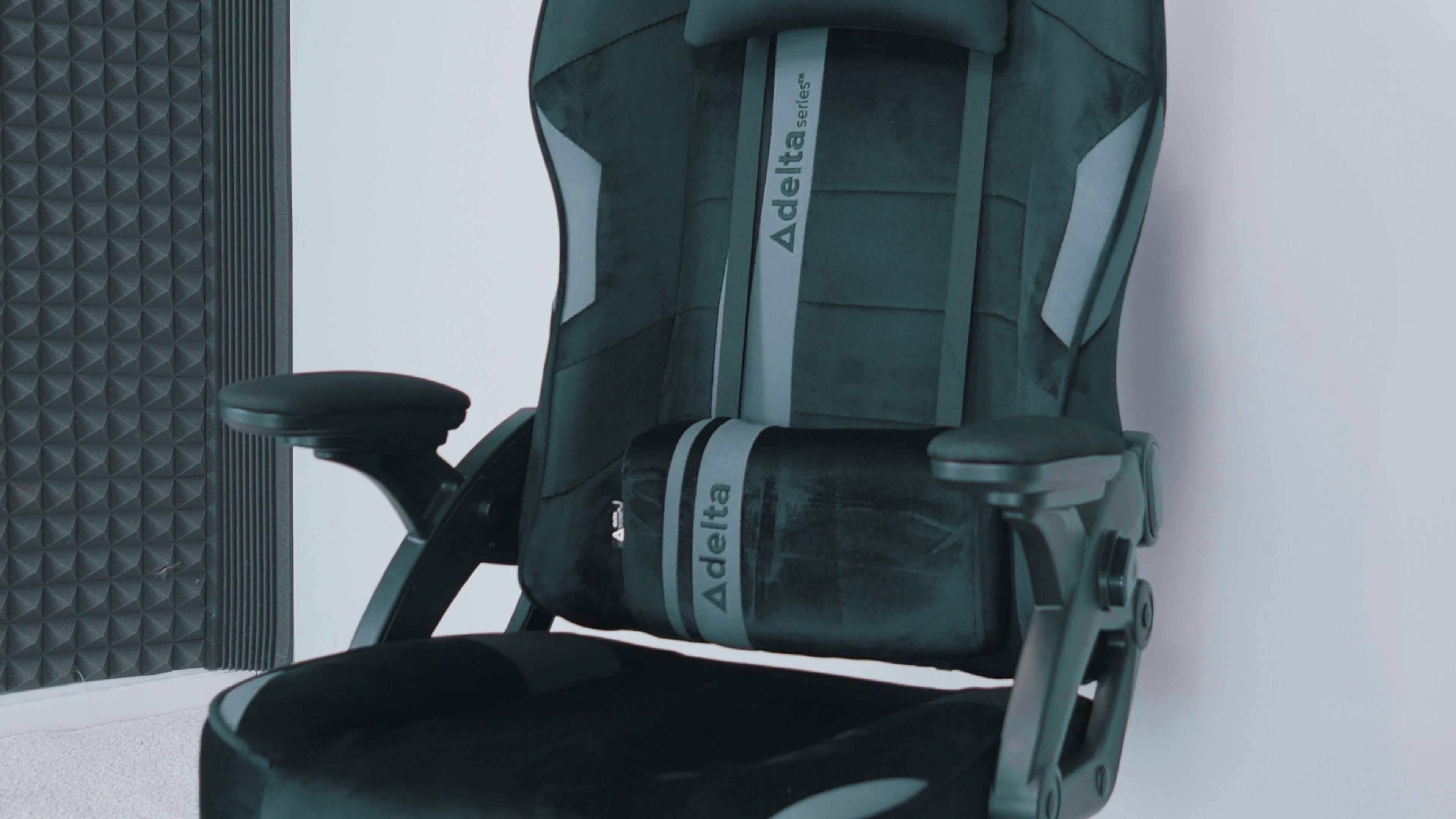 Fotel gamingowy czy fotel ergonomiczny? Kompleksowe porównanie dla wymagających użytkowników 2 Sztywne podłokietniki w fotelu gamingowym. Źródło: Brastech