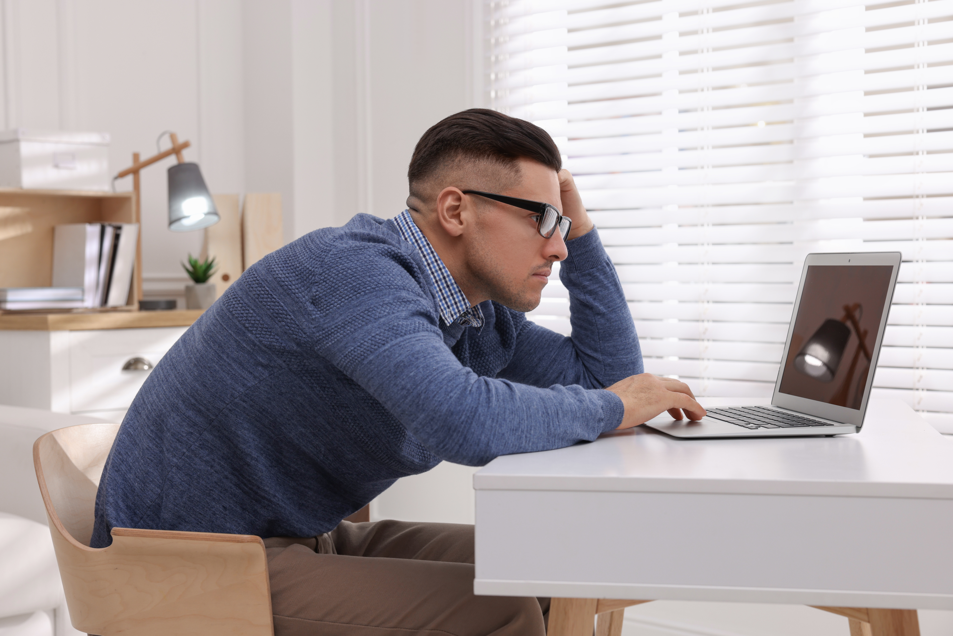 será que existe melhor posição para a coluna no ambiente de trabalho