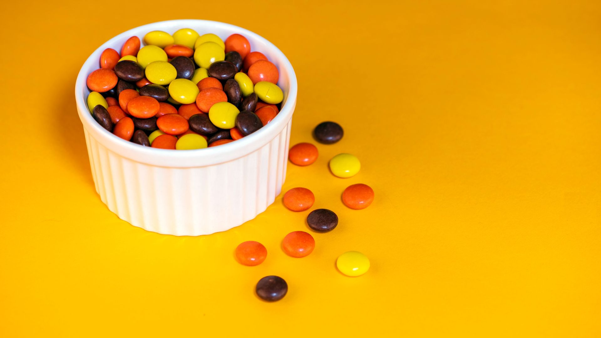 dogs eat reese's pieces, dogs eat reese's pieces, dogs eat reese's pieces, dog ate, dog ate, dog eat reese's puffs, dog reese's pieces, corn syrup, body weight, how much chocolate, fat content, dog reese's pieces