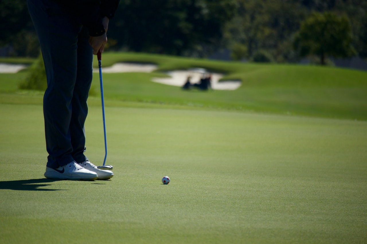 Tips and Tricks for Maintaining Clean Golf Shoes 
