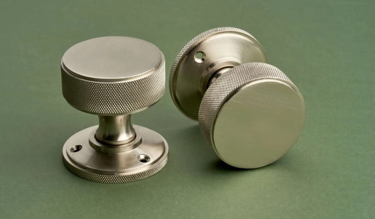 Art deco flat, round door knob - brass - knurled edge - satin nickel finish