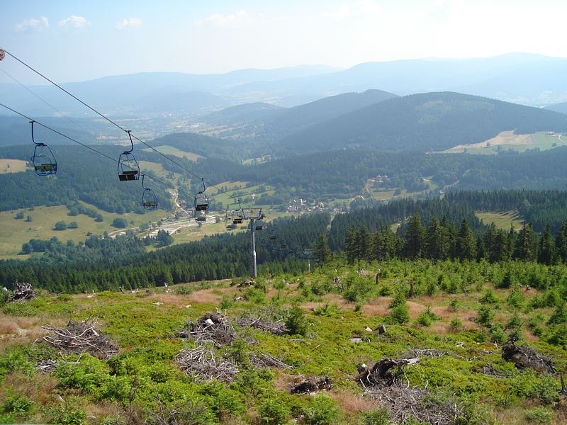 Sprawdź bogatą ofertę szlaków w górach, które są odpowiednie zarówno dla dorosłych, jak i dzieci. Źródło: https://commons.wikimedia.org/wiki/File:Gory_Bialskie_z_Czarnej_Gory_PL.jpg