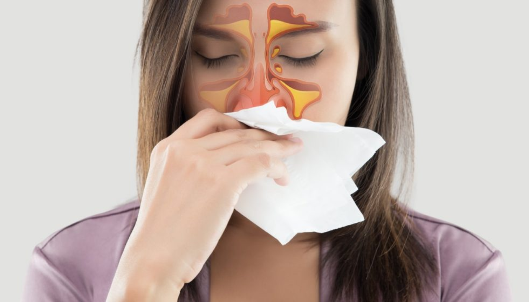 Kvinne med papirlommetørkle foran nesen og illustrerte bihuler, tegn på bihulebetennelse.