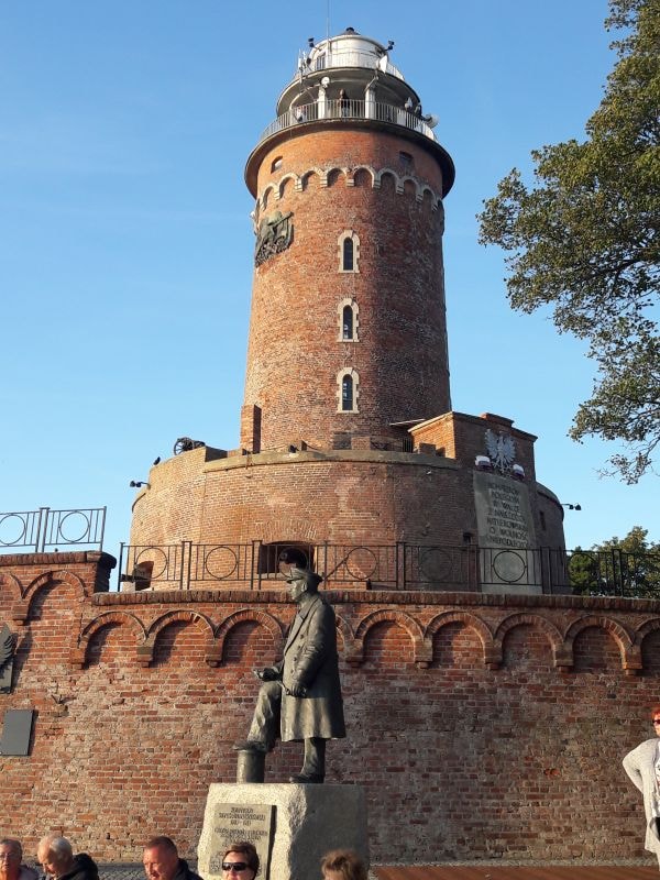 Latarnia w Kołobrzegu (źródło: https://commons.wikimedia.org/wiki/File:Latarnia_w_Ko%C5%82obrzegu_2019.jpg)