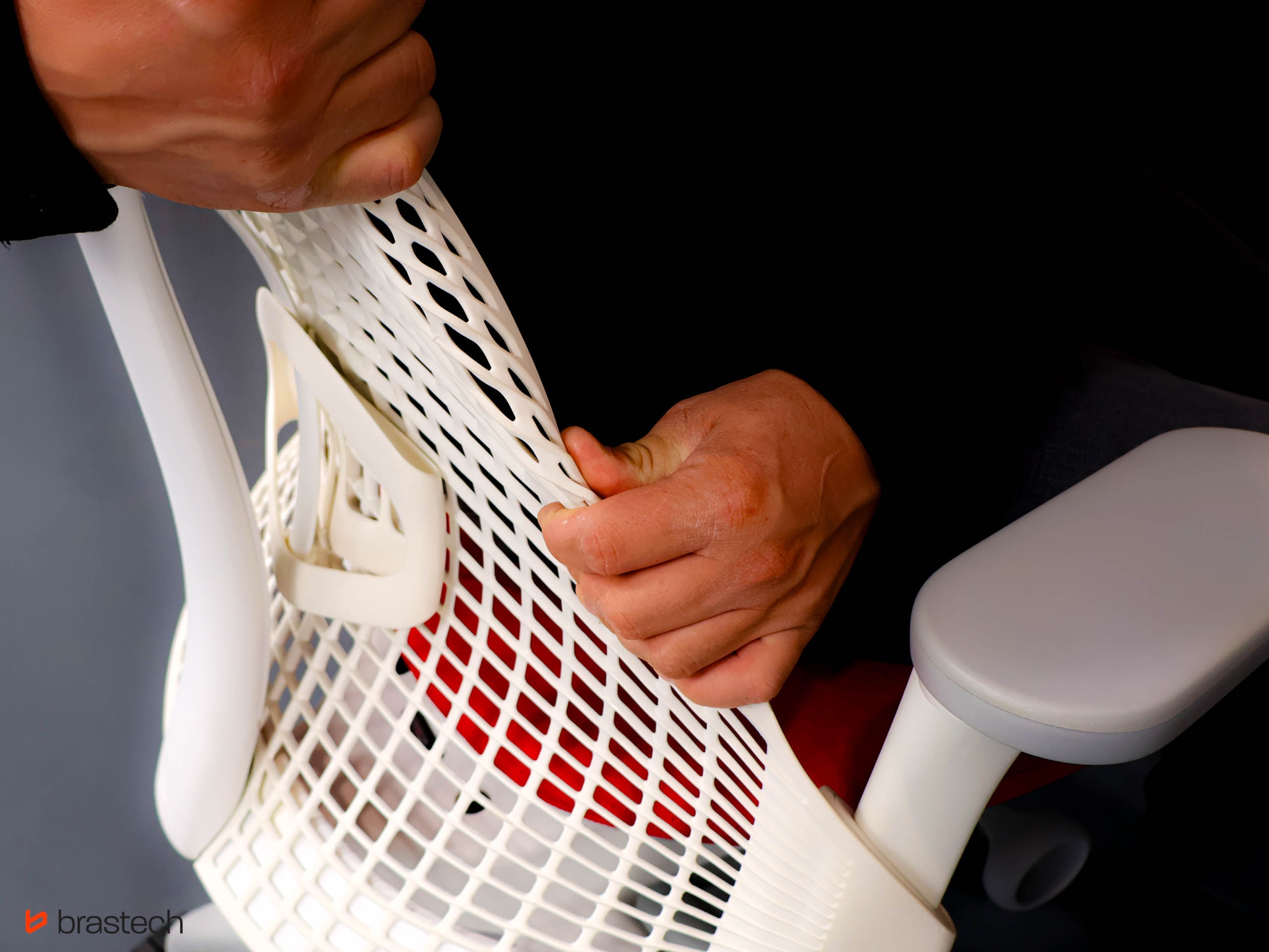 Herman Miller Sayl- fotel zainspirowany mostem Golden Gate. 2 Elastyczne krawędzie oparcia z elastomeru w Herman Miller Sayl. Źródło: Brastech