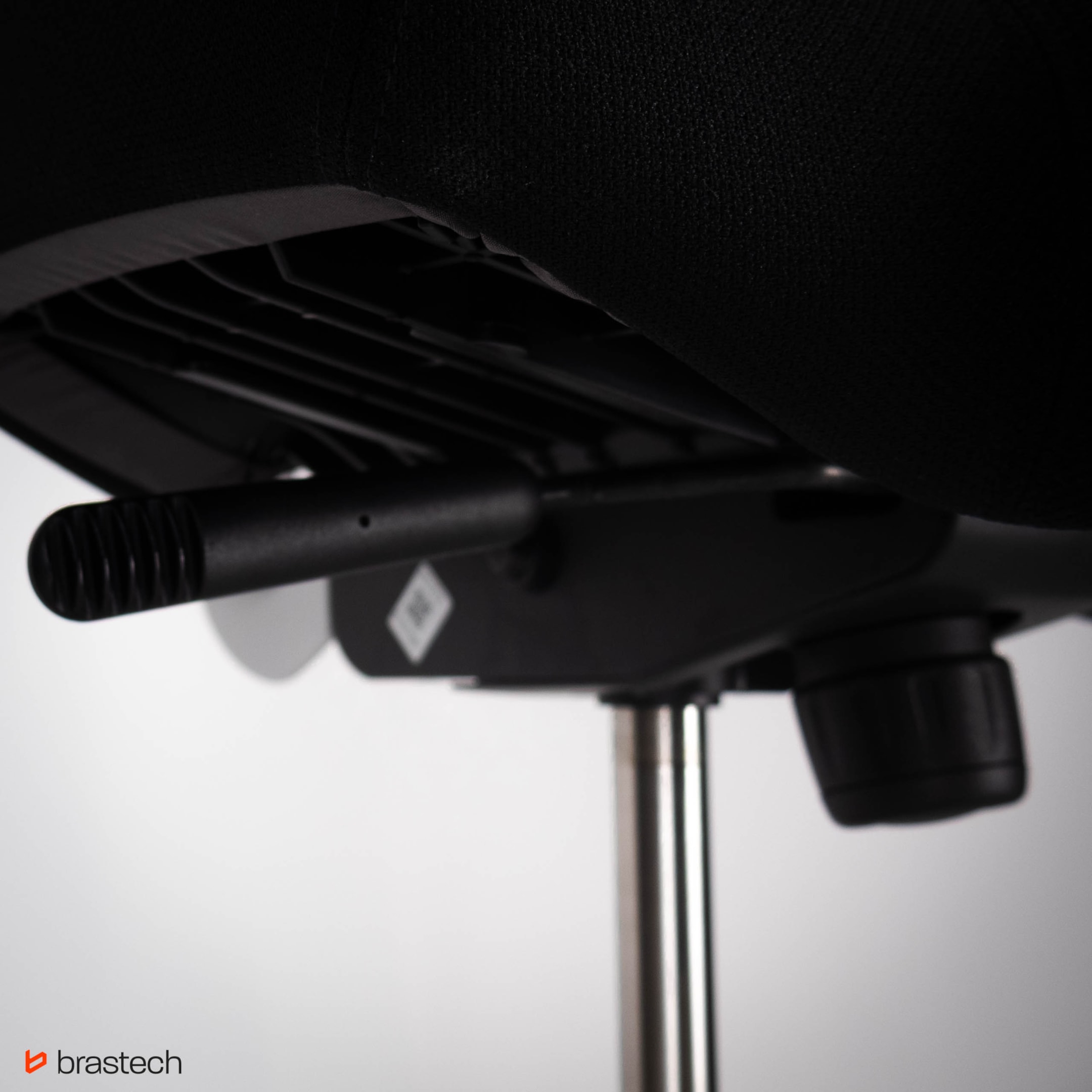 Ergonomia na grzbiecie? Recenzja Hag Capisco 7 Dzwignia i pokrętło regulacjii pochylenia. Źródło: Brastech