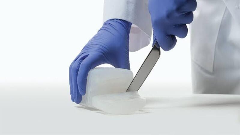 A silicone block can be used to provide electrical insulation.