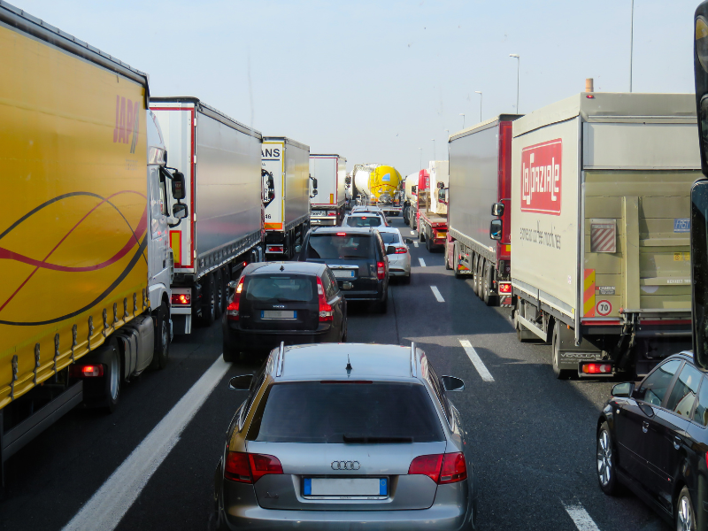 An image showing semi trucks amongst other vehicles in Gwinnett County.