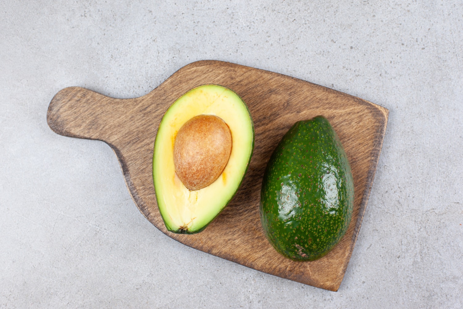 Alpukat (https://www.freepik.com/free-photo/wooden-board-with-sliced-fresh-raw-avocado_13342276.htm#fromView=search&page=1&position=2&uuid=aed5fed7-cfd3-48d6-bf76-2f9130588d56)